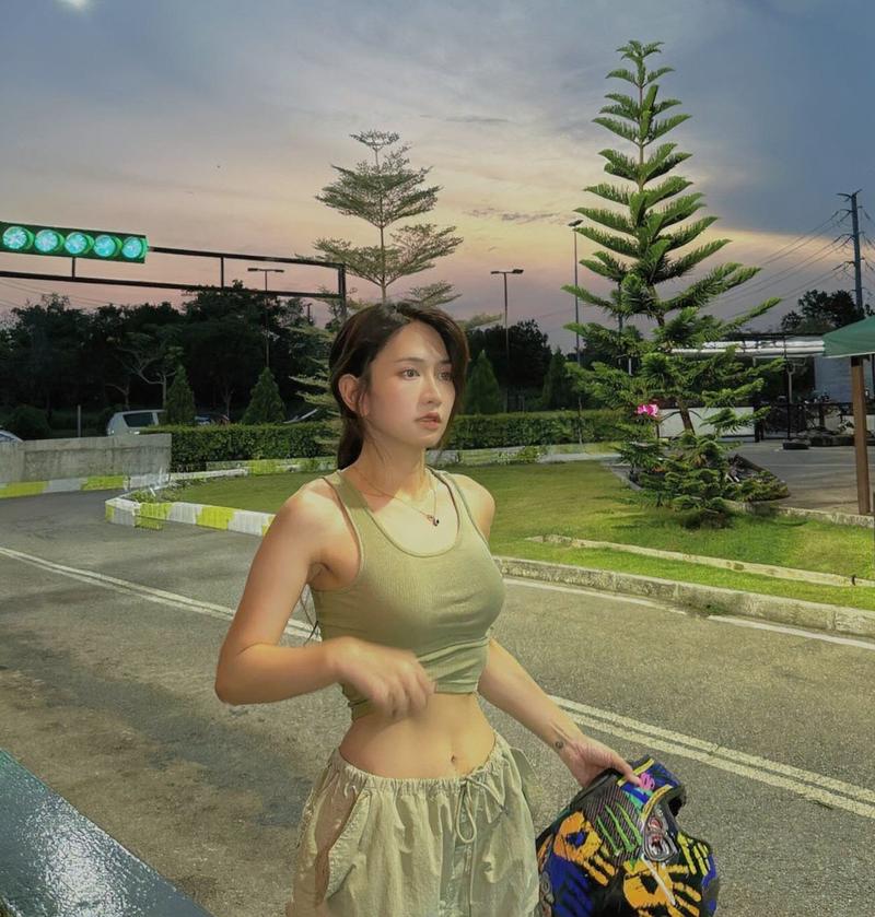 Người mẫu Lê Bống khoe cổ thon thanh thoát