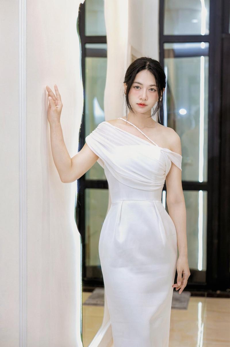 Nữ beauty Lê Bống ánh mắt trong veo