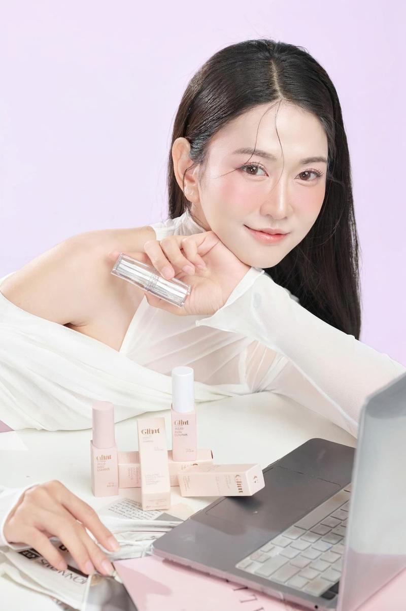 Gái đẹp Lê Bống ngồi bên khung cửa sổ cũ