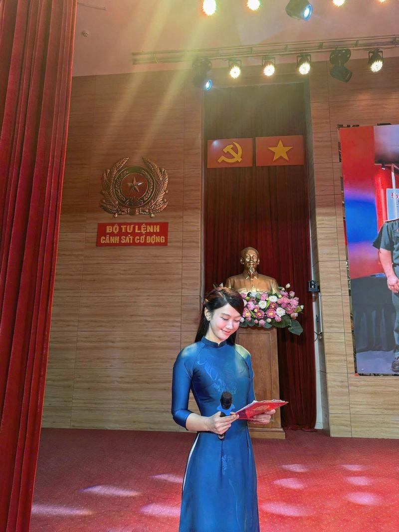 Người đẹp Lê Bống tóc highlight nâu đồng
