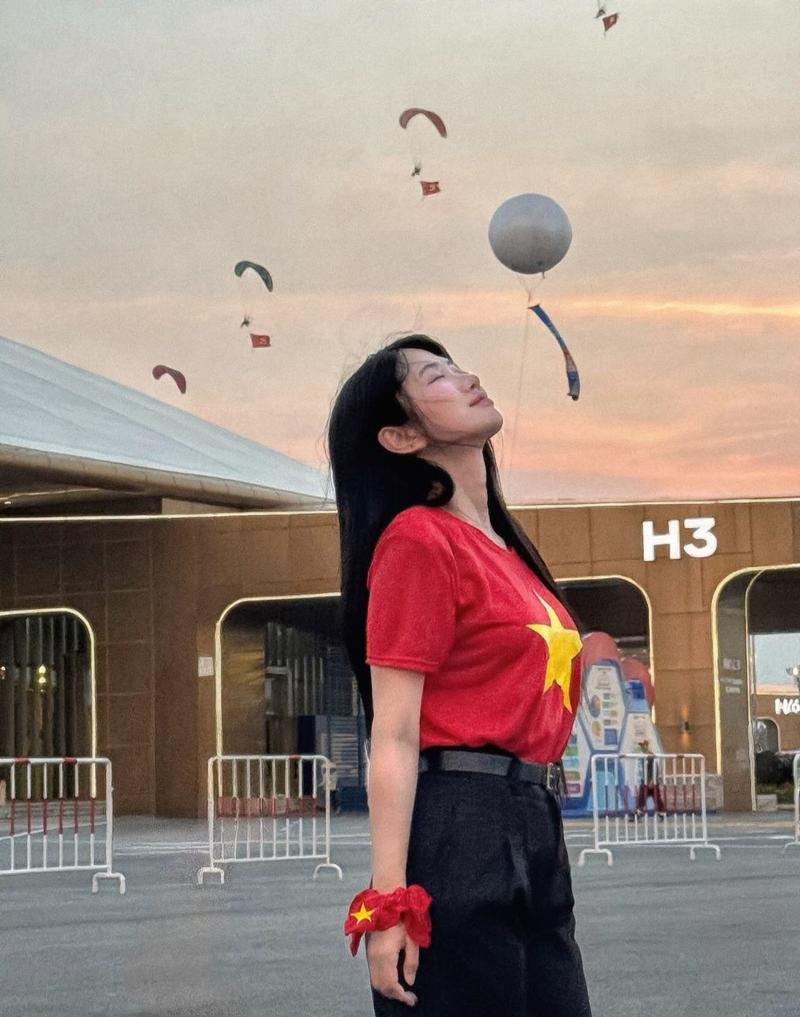 Lê Bống pose đứng dựa tường đường phố