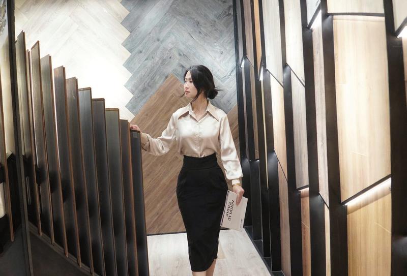 Nữ influencer Lê Bống cầm hoa hướng dương