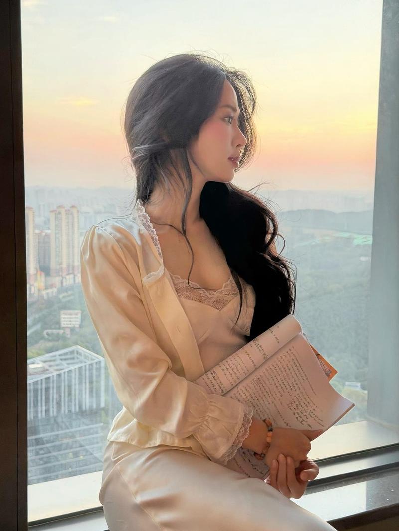 Lê Bống mặc váy midi dáng suông nữ tính