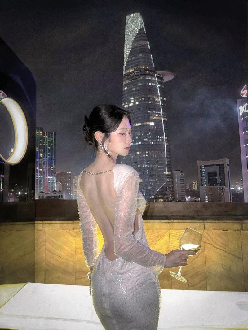 Gái xinh Lê Bống chụp ảnh mirror selfie