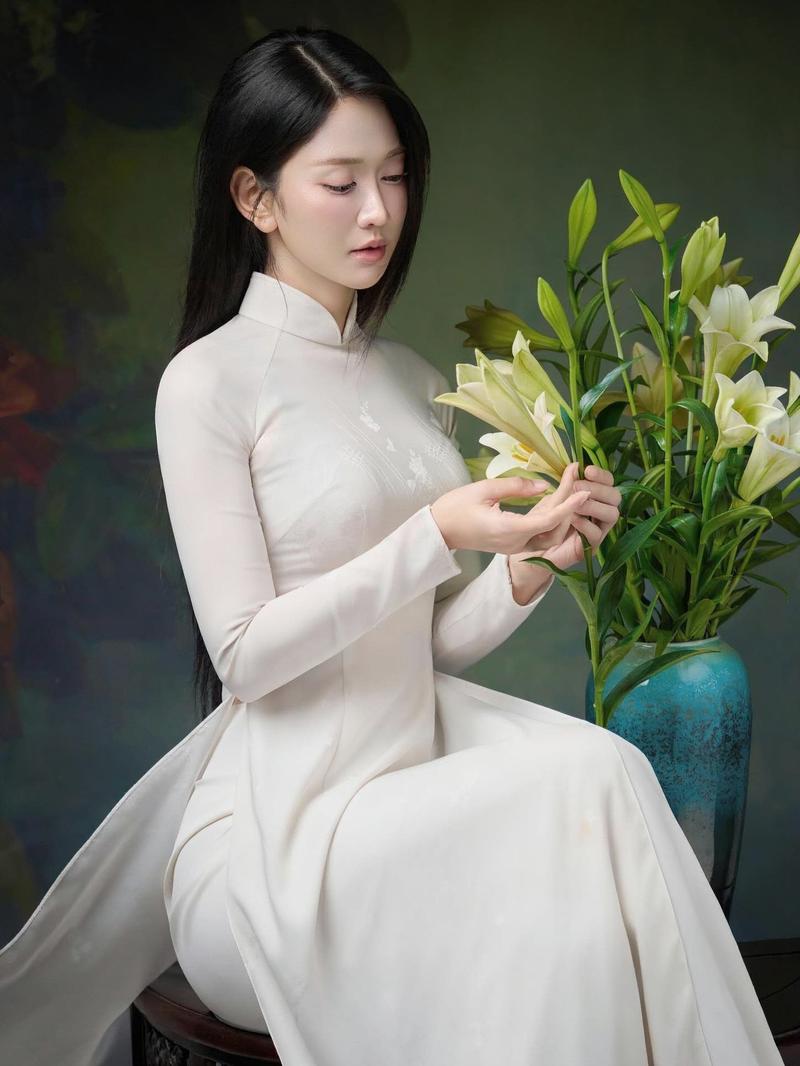 Người đẹp Lê Bống khoe bàn tay thon dài