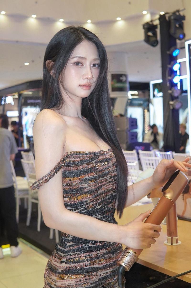 Lê Bống pose ngồi vắt chéo chân thanh thoát