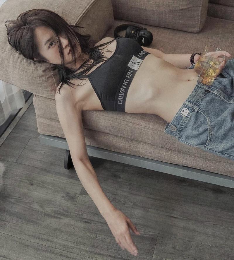Lê Bống mặc váy dài xẻ tà quyến rũ