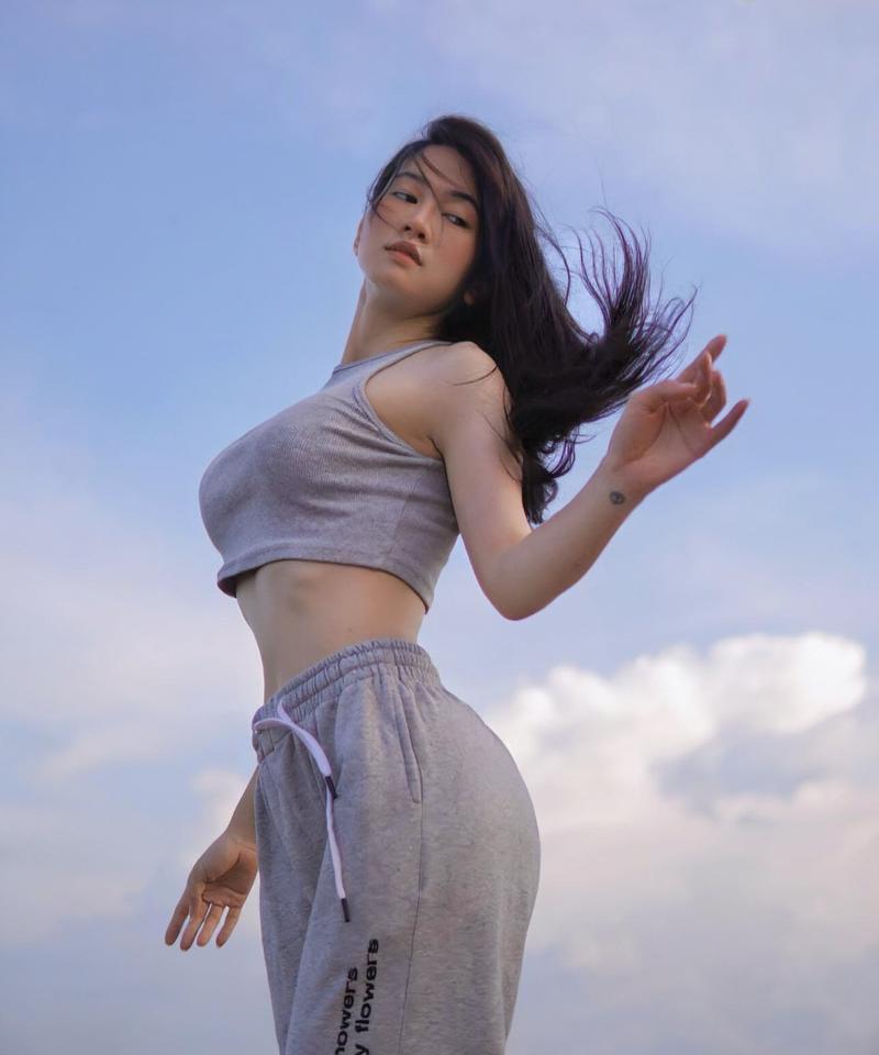 Nữ influencer Lê Bống look vintage nhẹ nhàng