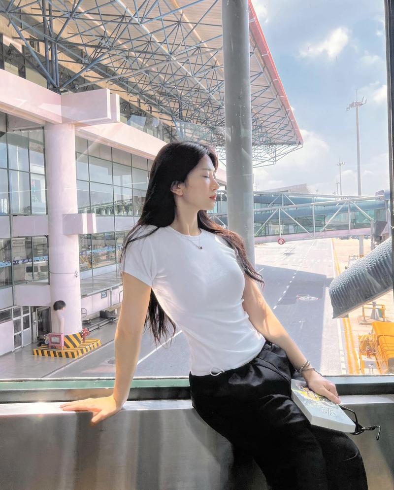 Gái đẹp Lê Bống mặc quần jeans ống suông
