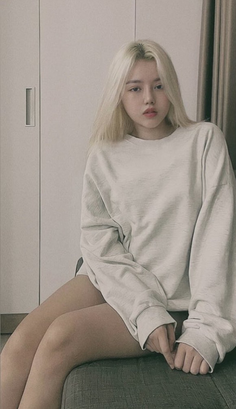 Ảnh hot girl Phương Thanh liếm môi nhìn trêu dâm