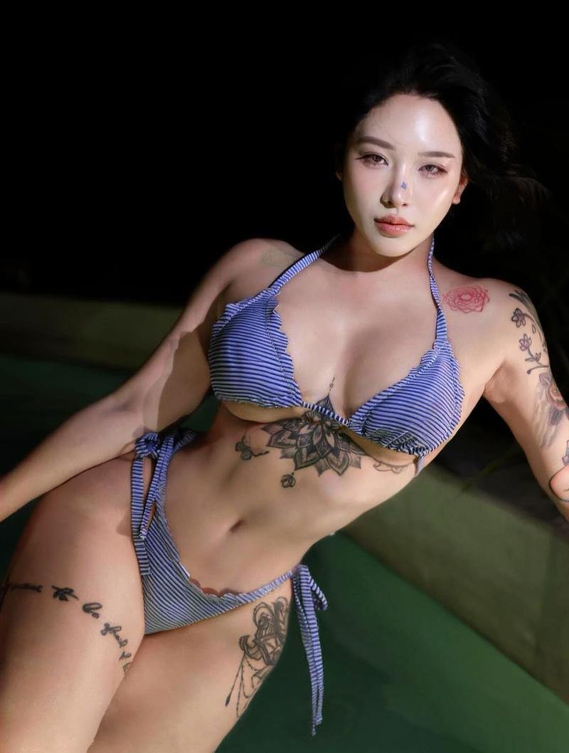 Nhân vật Syx Hitomi pose nâng tay nghệ thuật