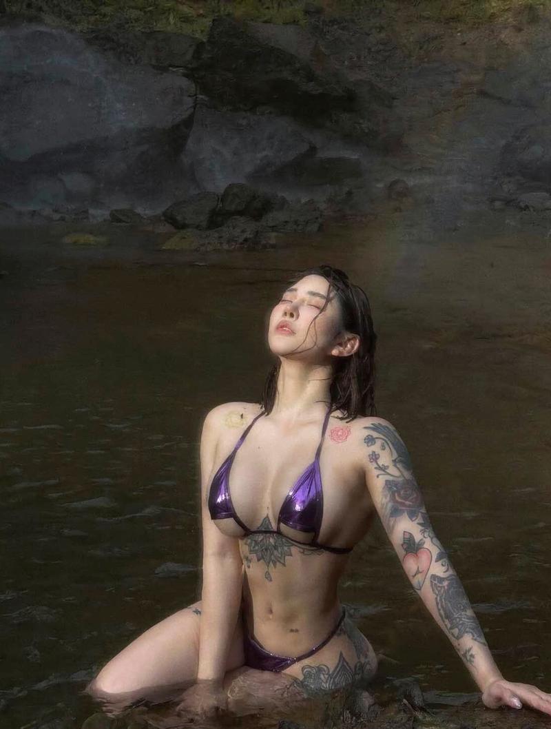 Syx Hitomi Bodysuit pose gợi cảm 4K chất lượng cao