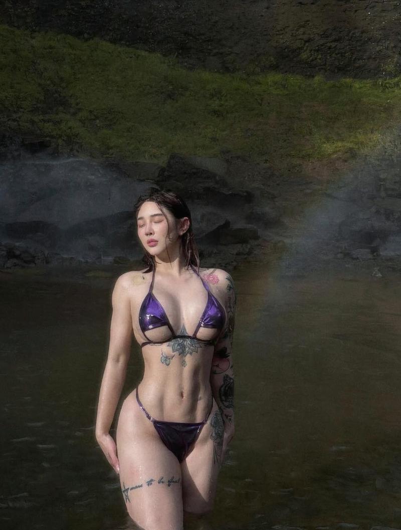 Cosplayer Syx Hitomi mặc bodysuit đen bóng ôm sát