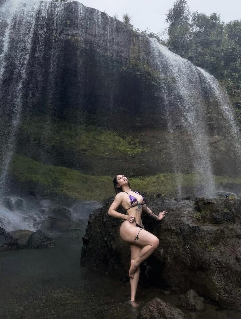 Syx Hitomi tóc ngắn highlight hồng khoe đường cong