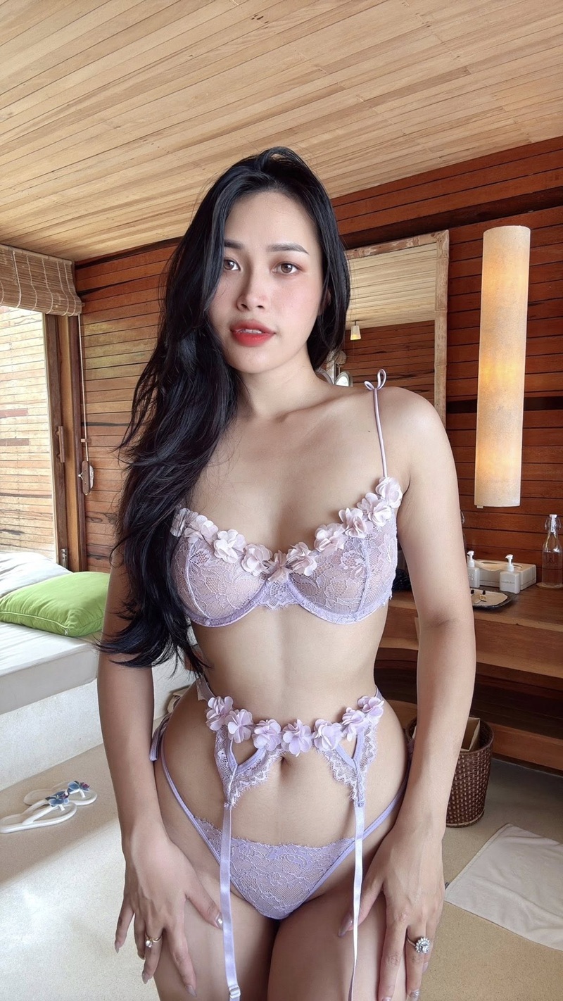 Ảnh Kieuoanhsohot liếm môi nhìn dâm