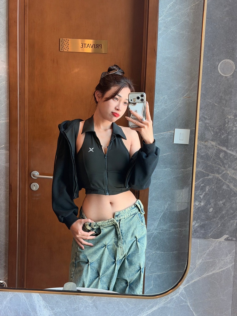 Ảnh Kieuoanhsohot nằm sấp lộ khe mông