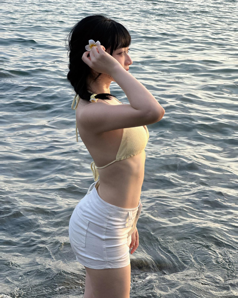 Lê Trinh mặc bikini 2