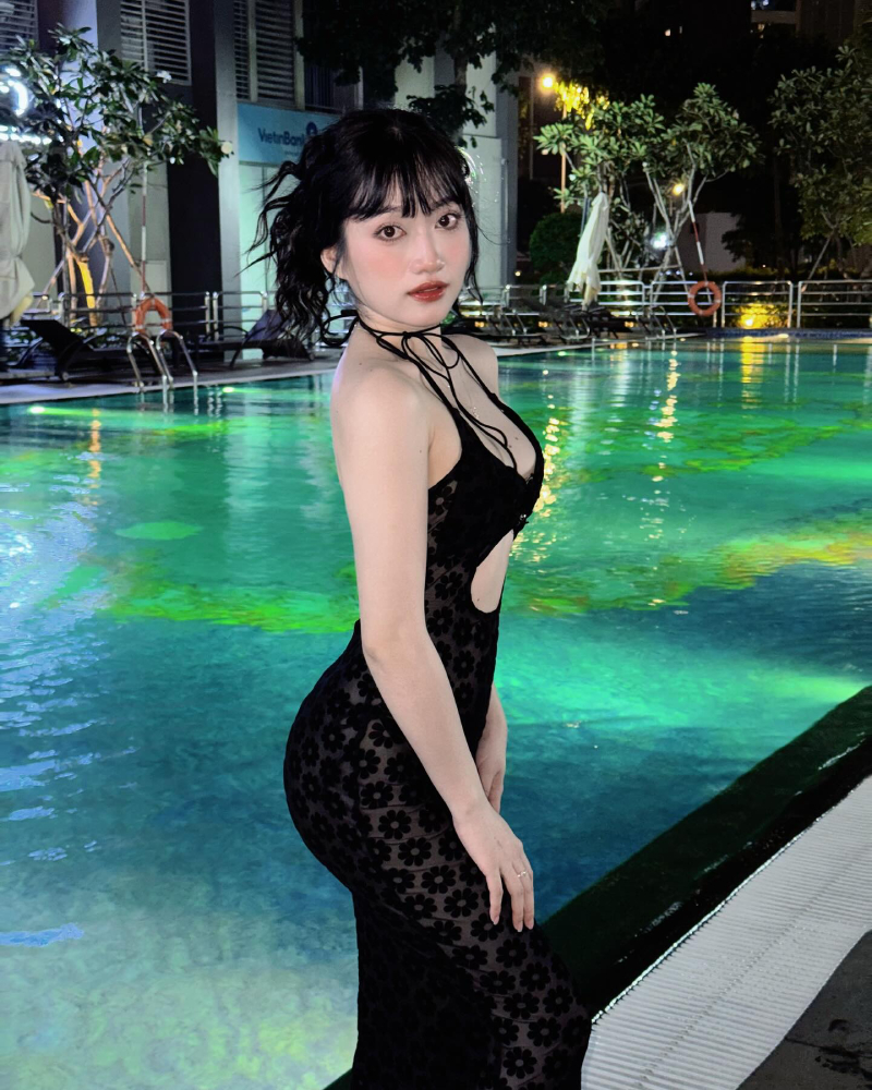 Lê Trinh mặc bikini 4