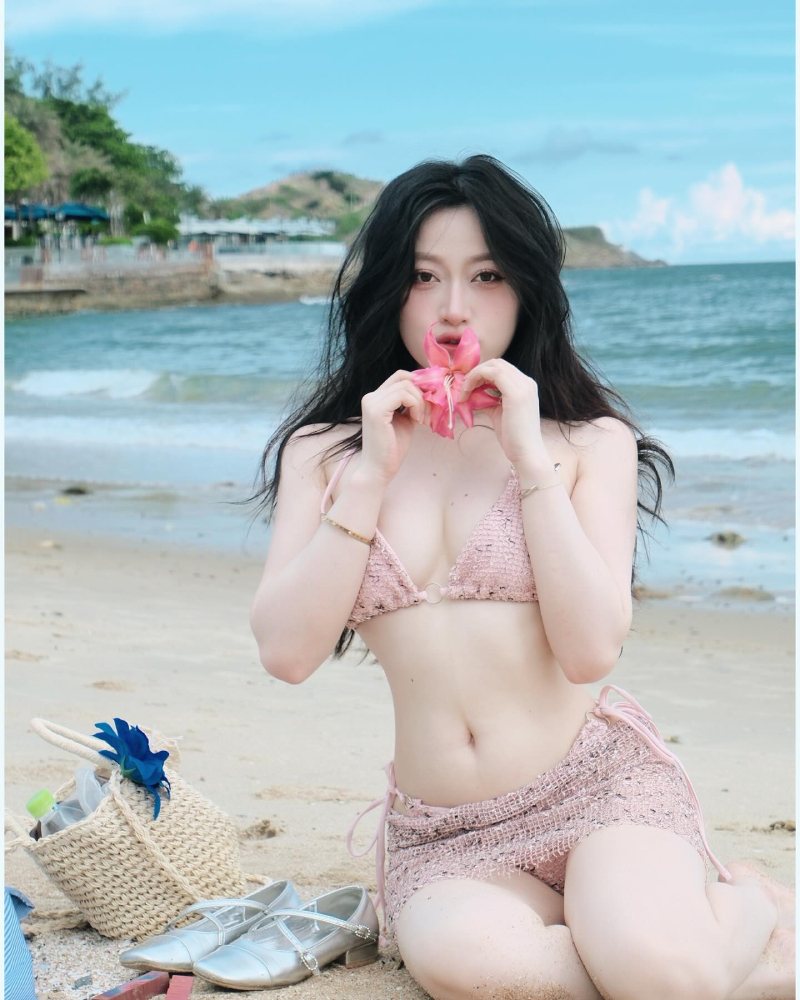 Lê Trinh mặc bikini 6