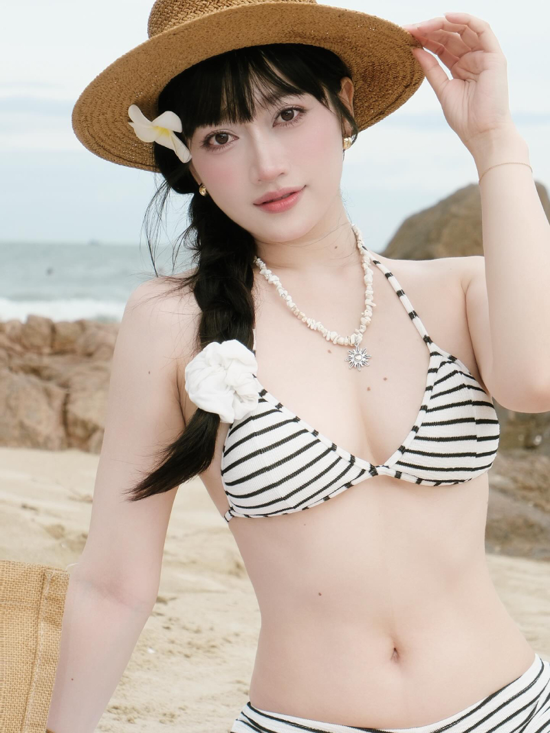 Lê Trinh mặc bikini 8