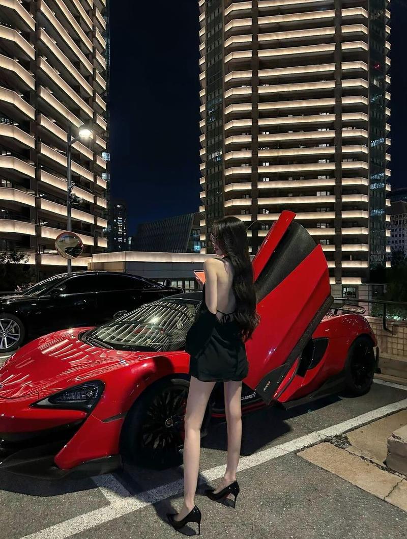 Cô nàng mặc bodysuit ôm sát khoe đường cong bên McLaren