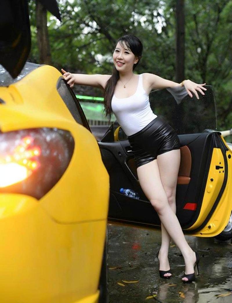 Gái đẹp mặc crop top khoe eo bên Porsche 911