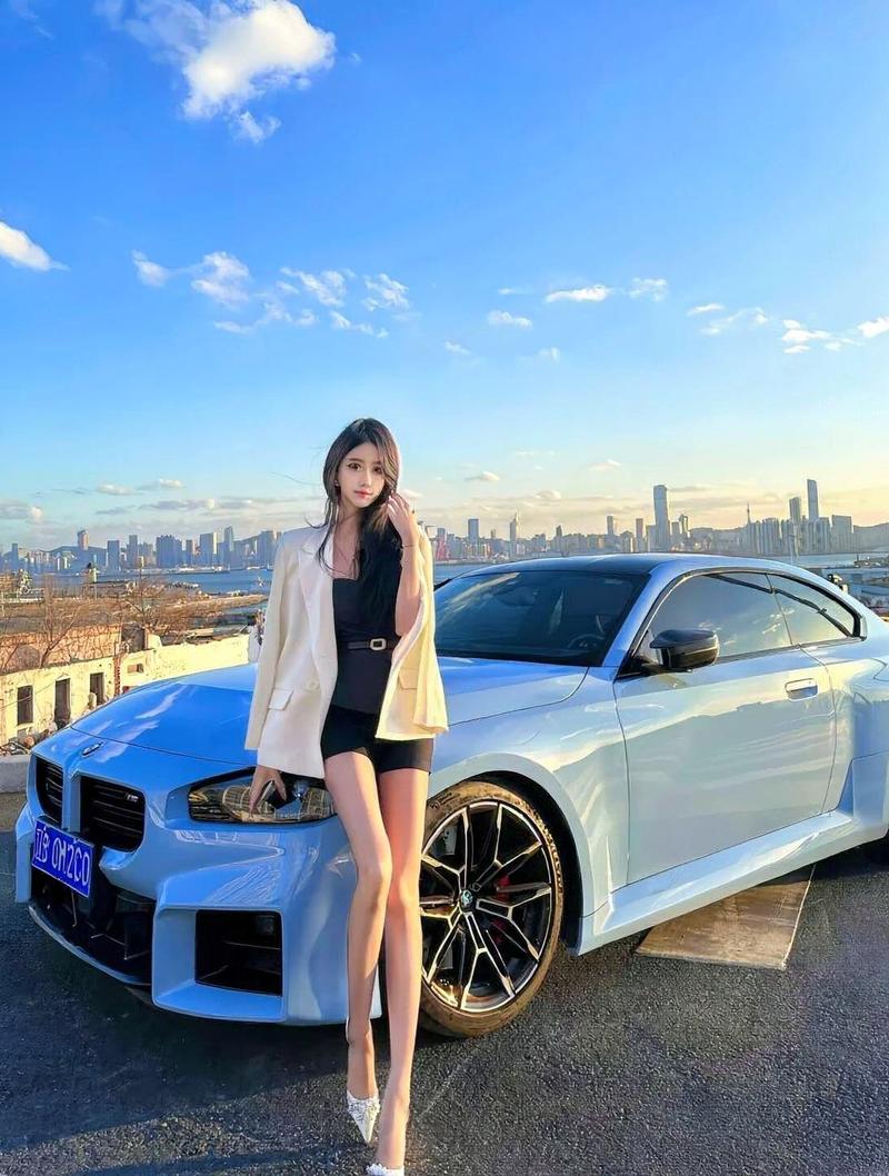 Hot girl da rám nắng pose hông nghiêng bên Bugatti