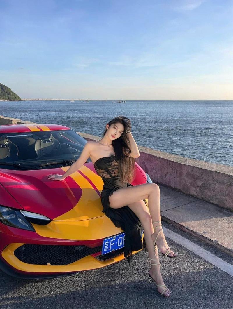 Gái xinh body bóng loáng pose ngồi vắt chân trên xe