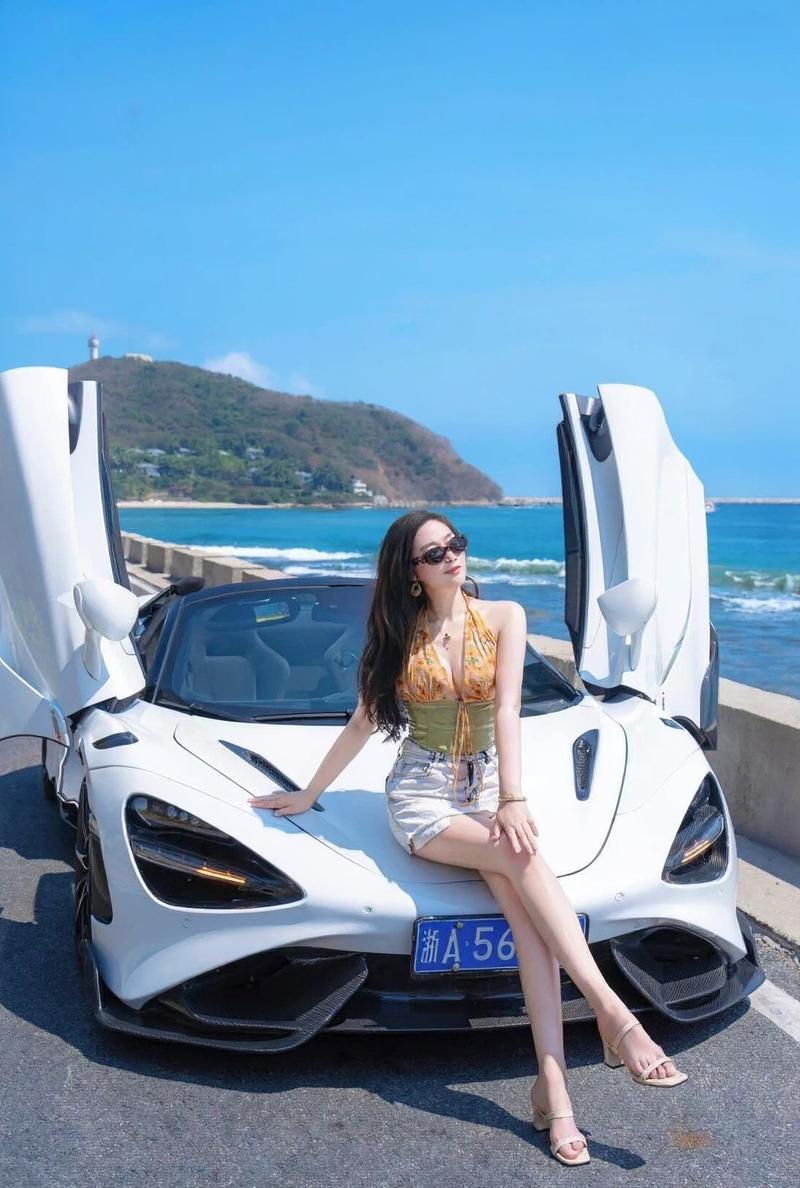 Cô gái khoe vai tròn và ngực căng bên Lamborghini