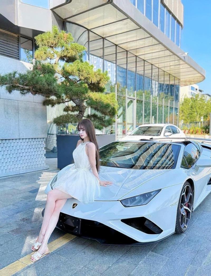 Hot girl pose nằm nghiêng trên capo xe sang
