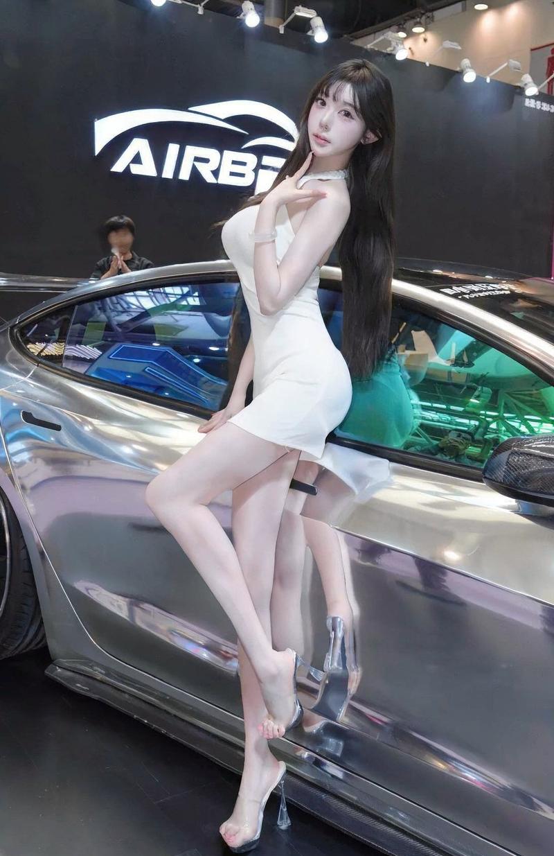 Gái xinh tóc bay trong gió bên McLaren cam