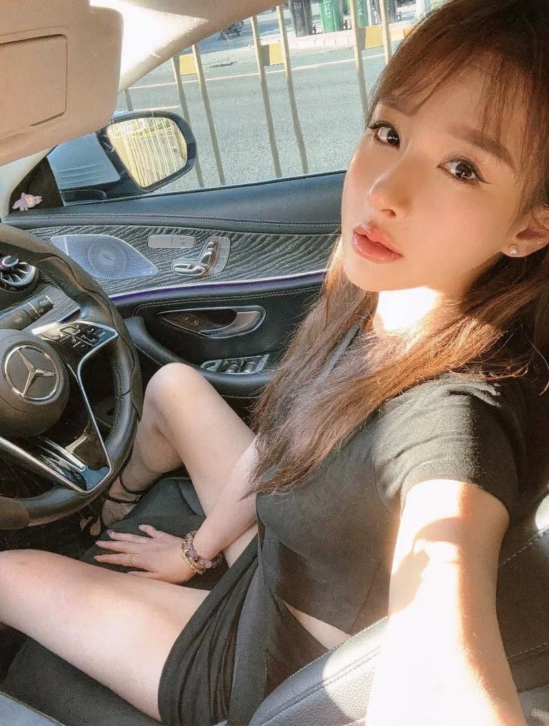 Hot girl khoe đường cong hoàn hảo bên Rolls Royce