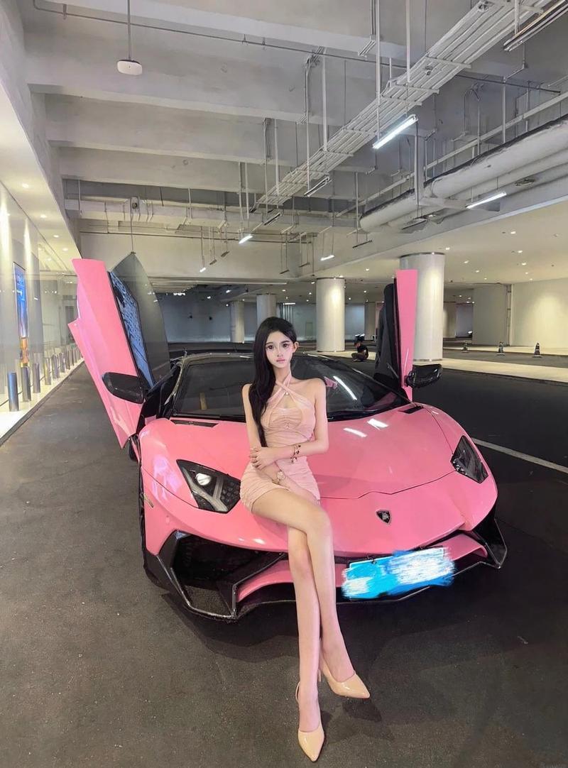 Người đẹp mặc váy bodycon ôm sát bên siêu xe