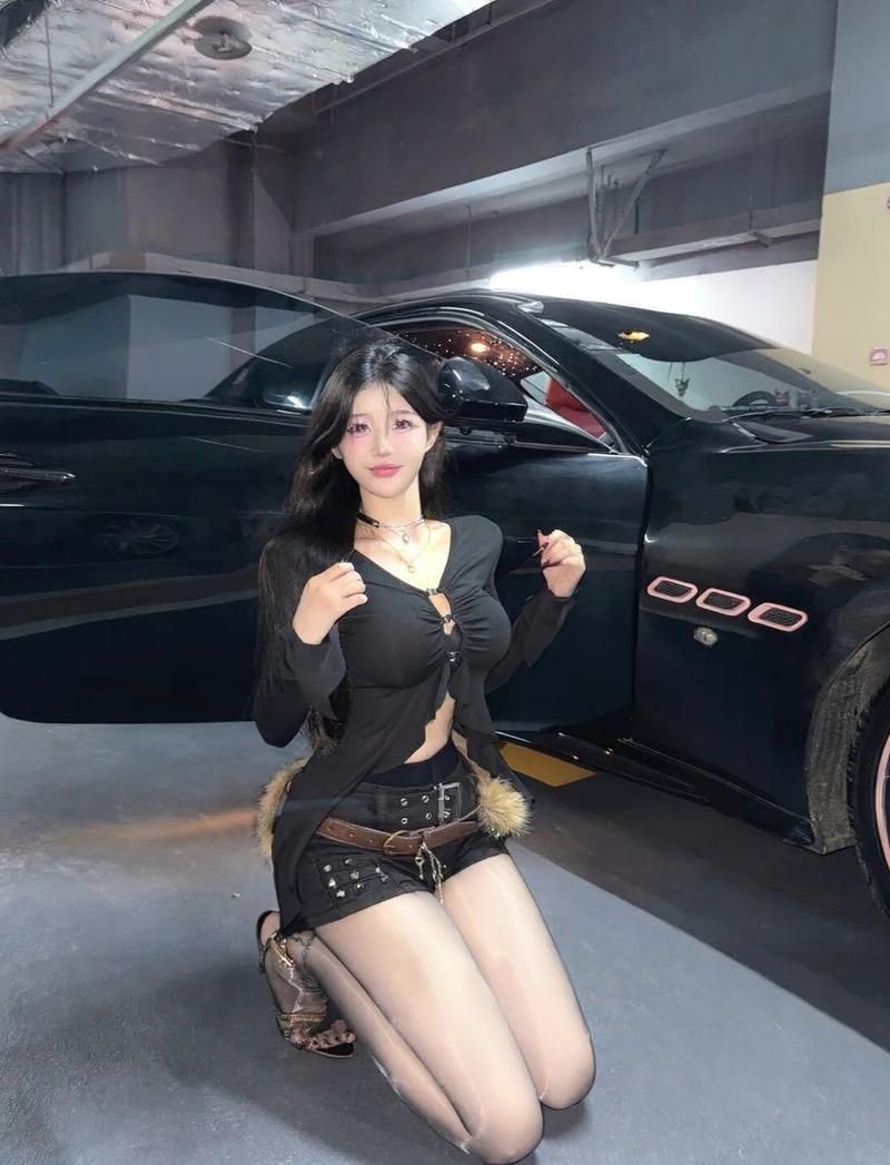 Hot girl da sáng khoe body mướt mát bên Bugatti