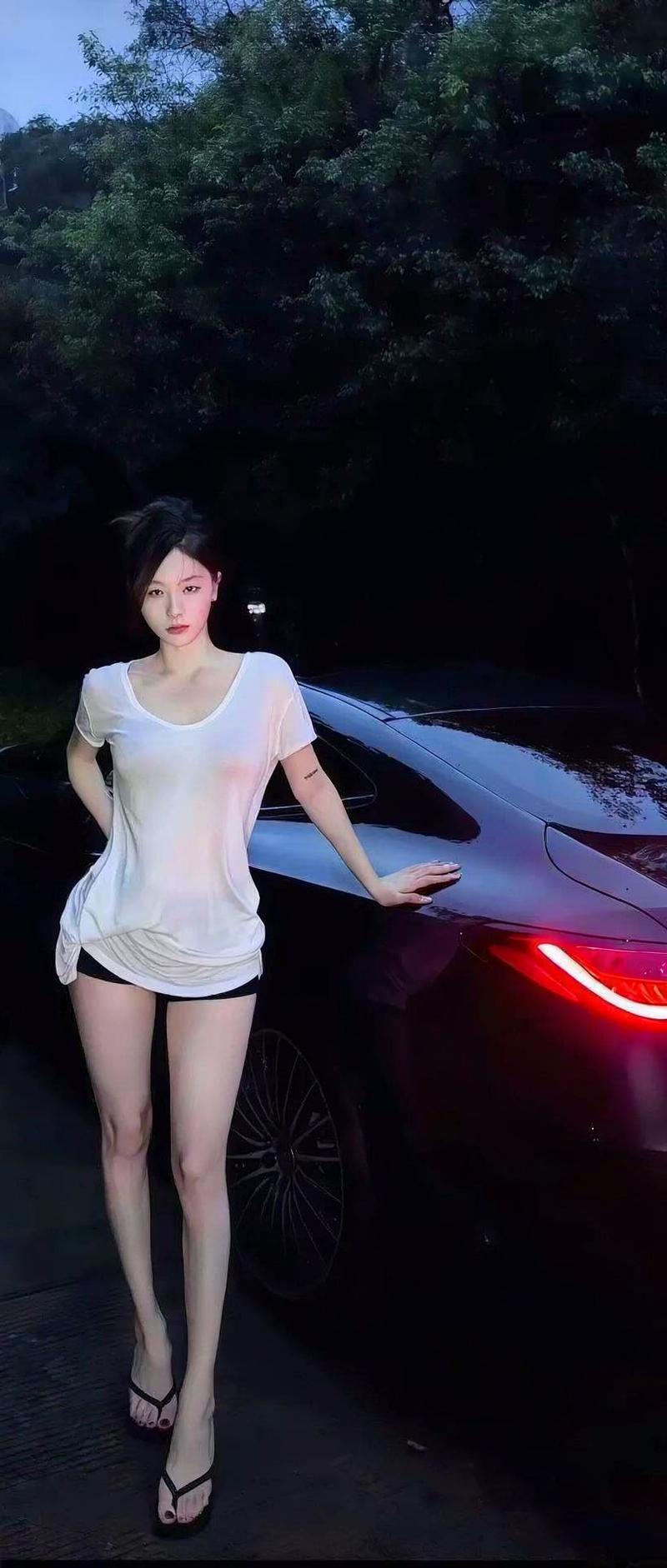 Nữ beauty khoe làn da bóng mịn bên siêu xe trắng