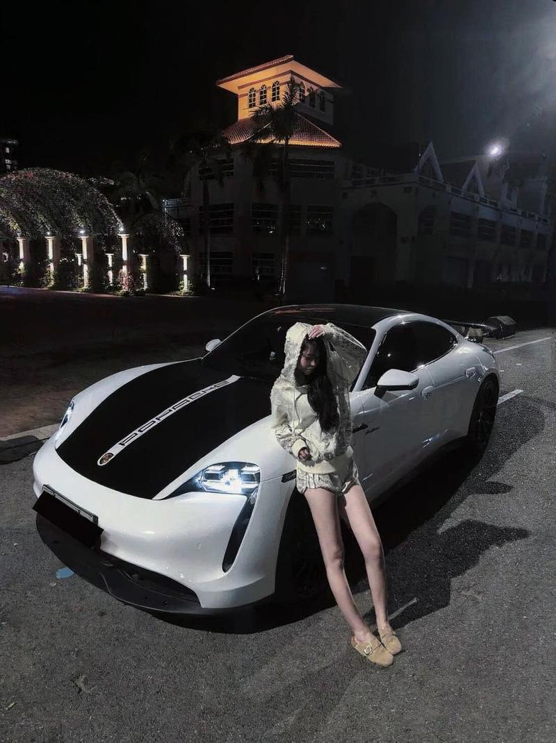 Hot girl mặc váy ngắn khoe chân dài bên Ferrari