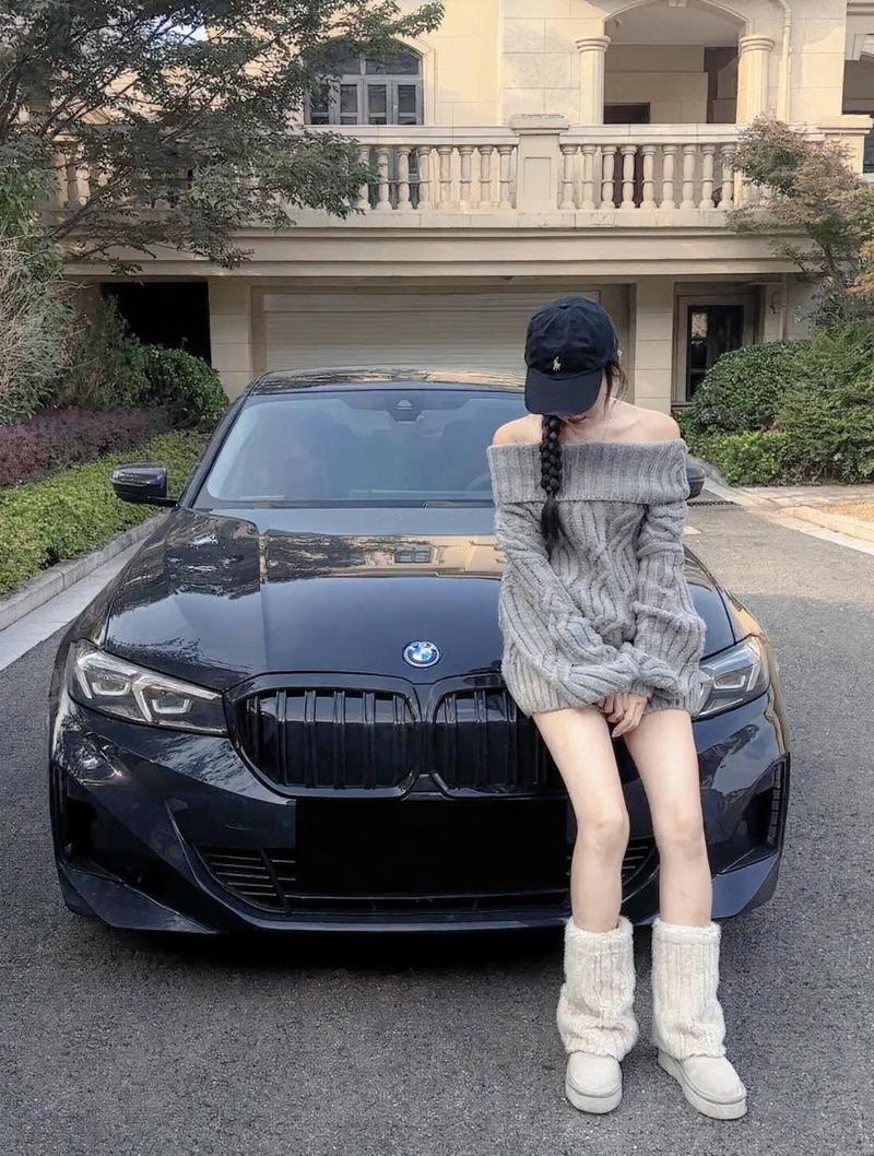 Gái xinh khoe eo thon và hông cong bên xe luxury