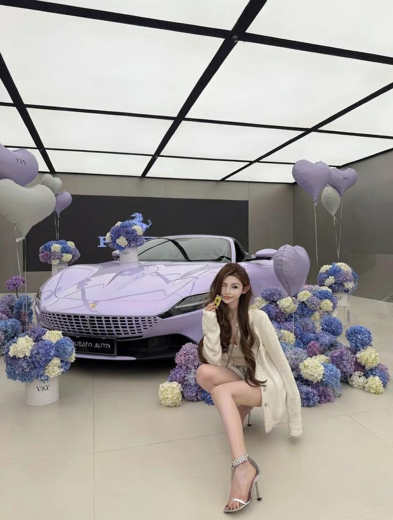 Nữ model pose nghệ thuật bên Rolls Royce Phantom