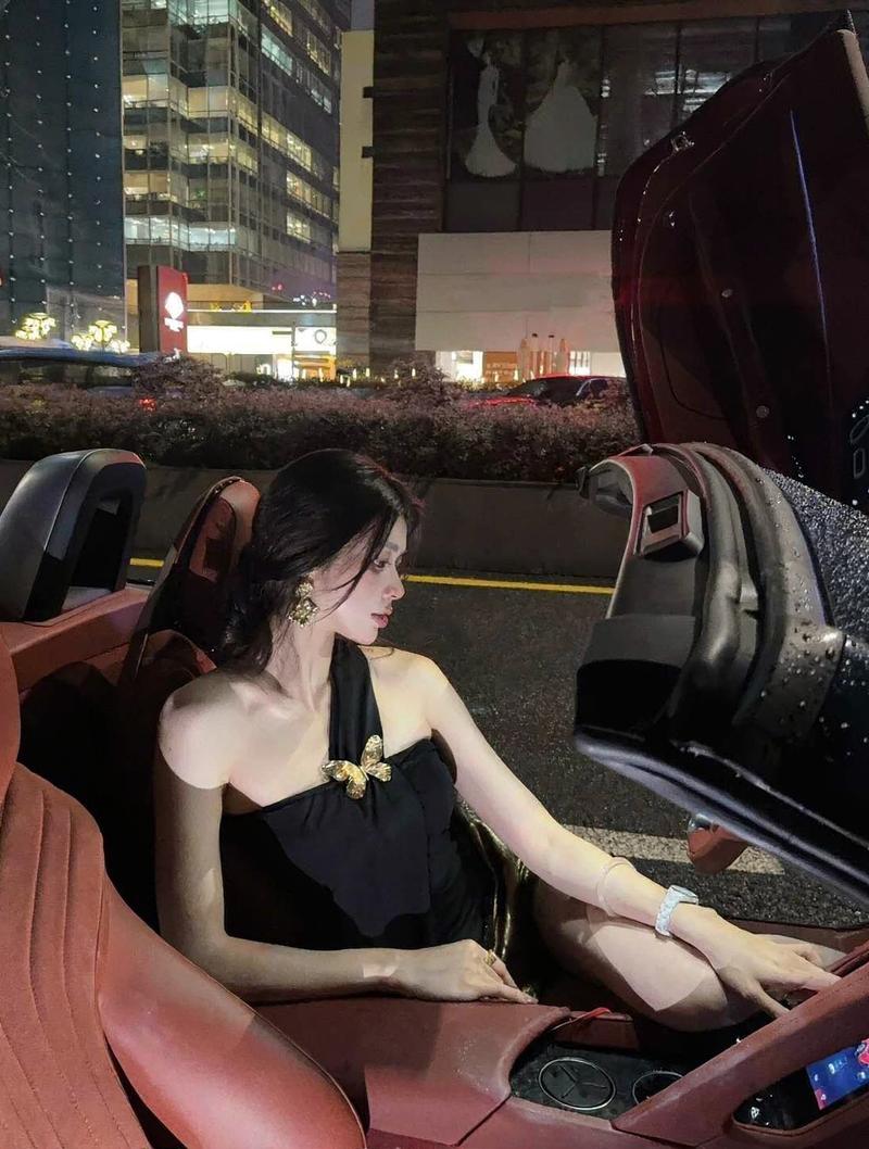 Hot girl body mịn màng nổi bật bên dàn xế khủng