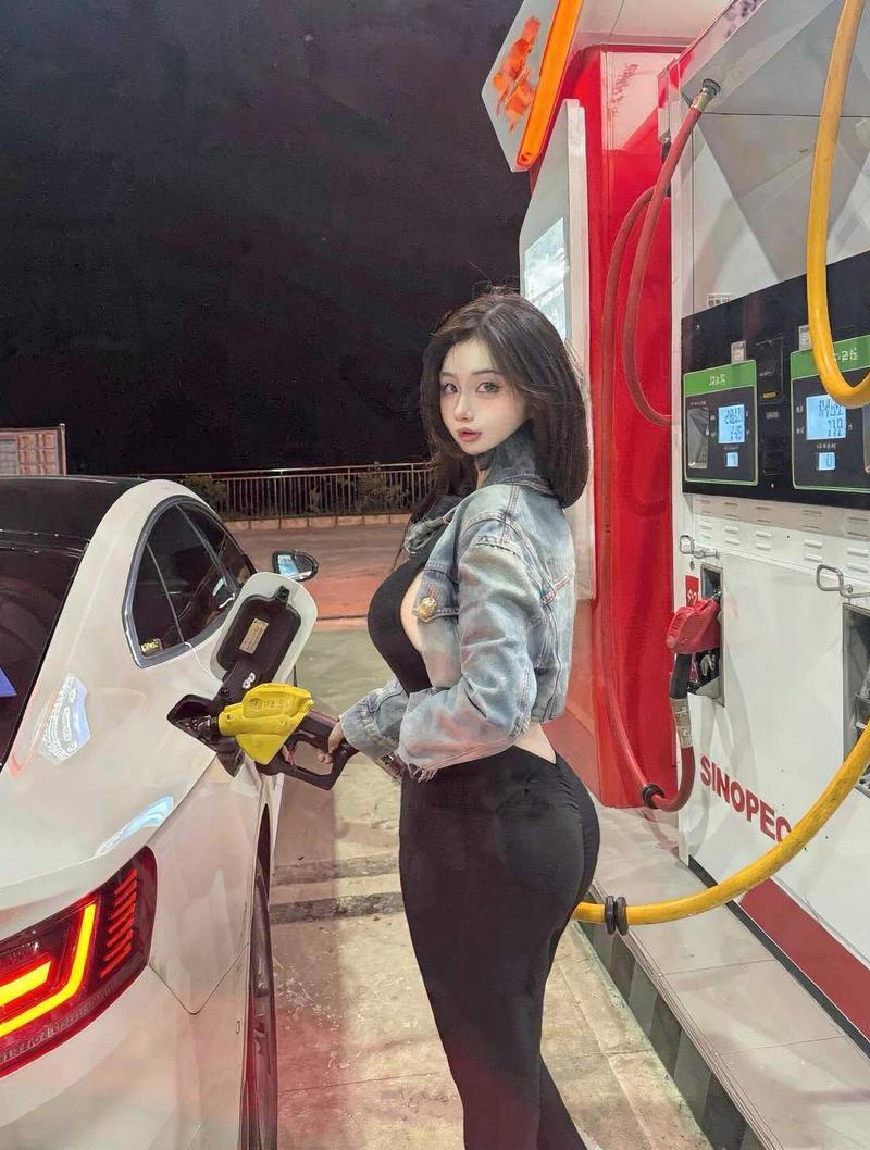 Hot girl mặc bikini trắng khoe body mịn màng bên siêu xe