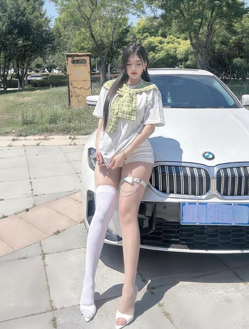Nữ beauty body cong S mặc váy ngắn bên Lamborghini
