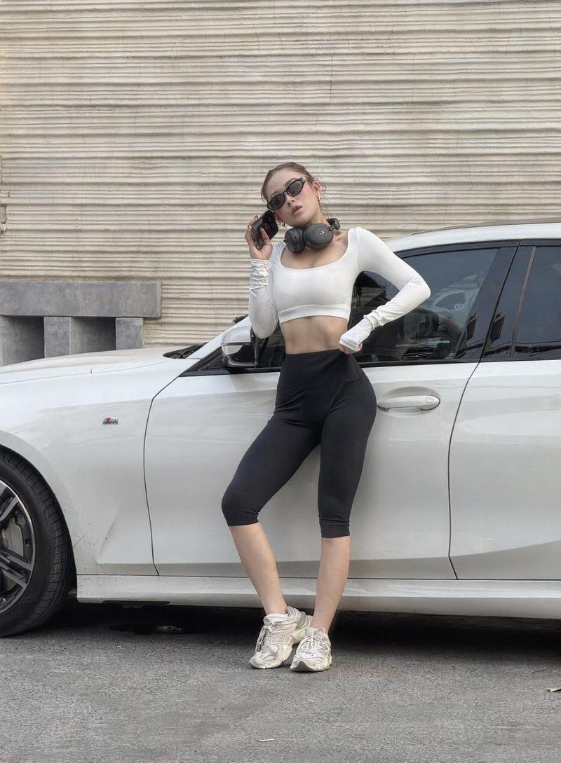 Gái đẹp mặc crop top kem khoe eo thon