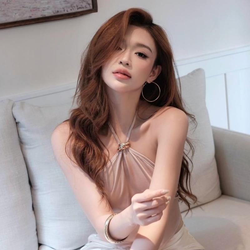 Nữ influencer style layering nhẹ nhàng quý phái