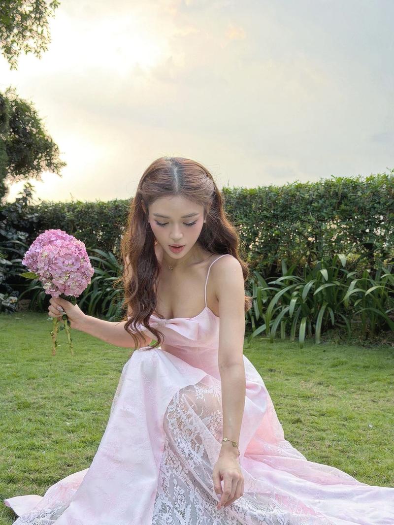 Gái xinh pose tay chống cằm dịu dàng
