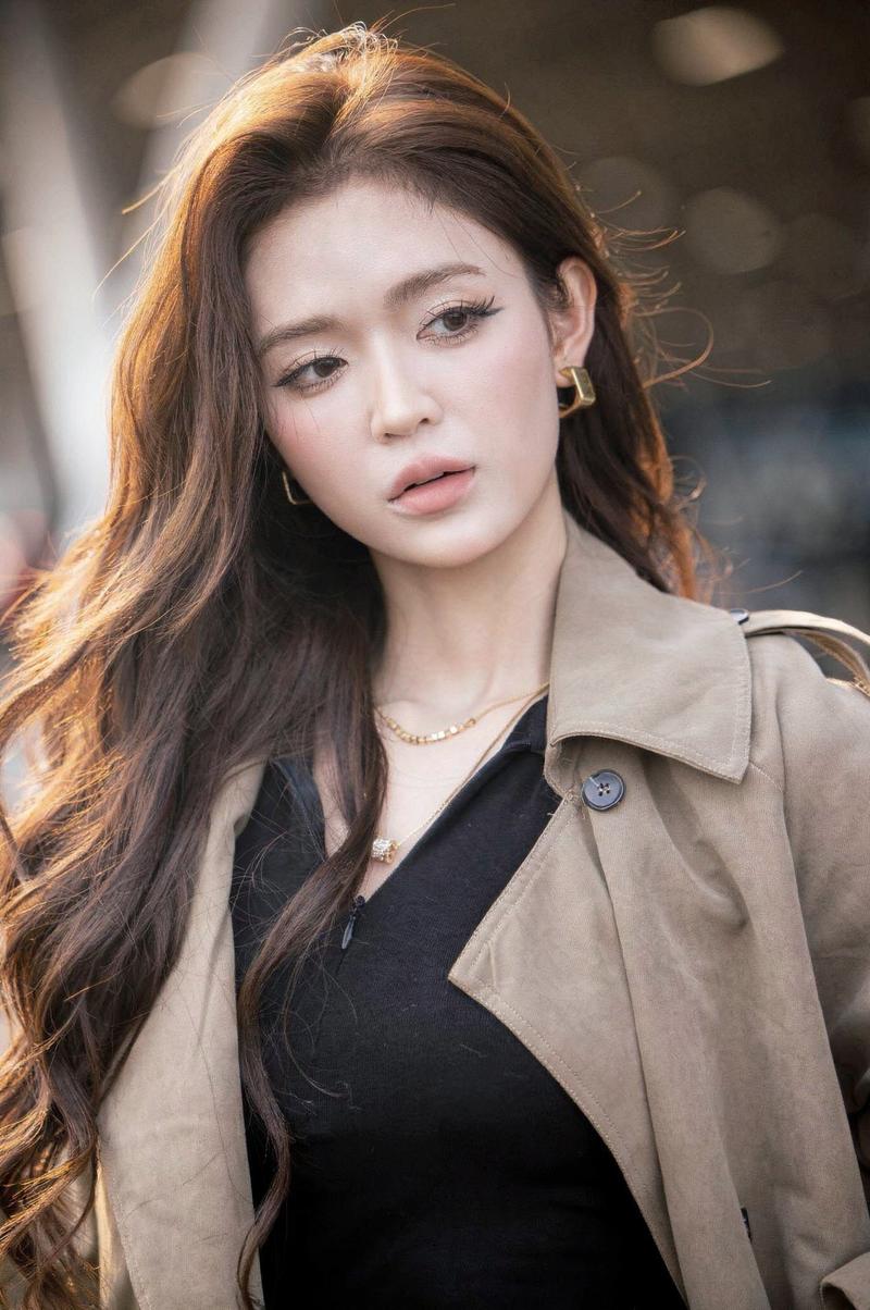 Nữ beauty mặc áo hai dây trắng tinh khôi