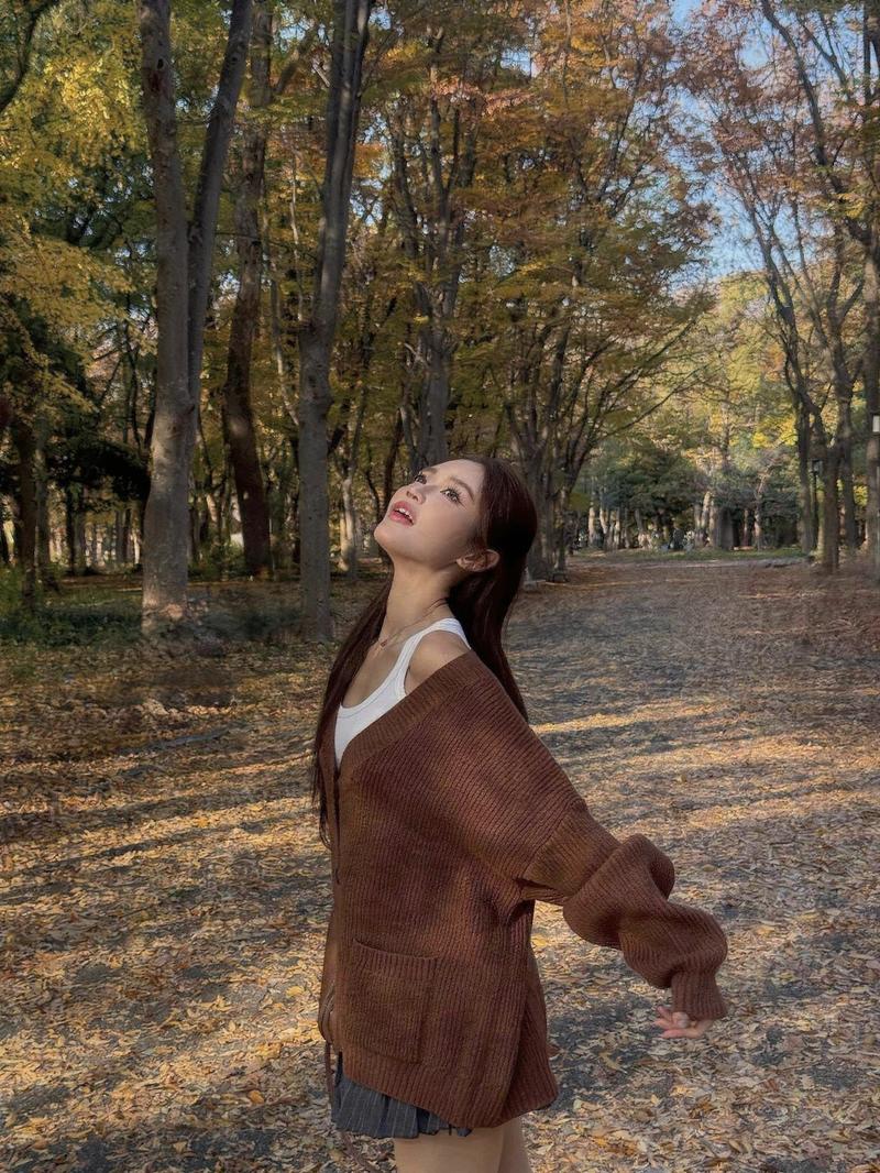 Chị gái pose ngồi bên cửa sổ ánh sáng dịu dàng