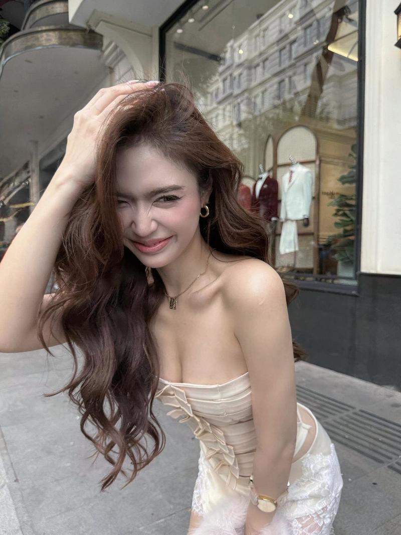 Người đẹp mái tóc highlight nâu óng ả