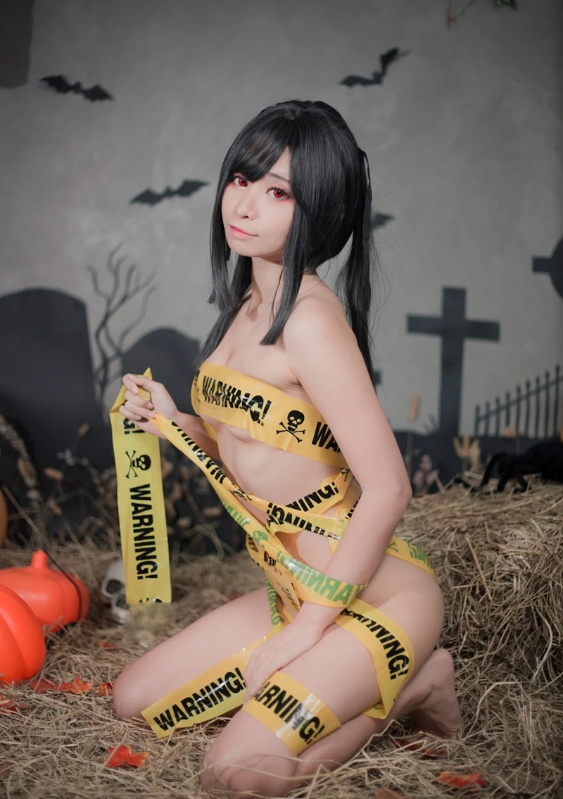 Coser bodysuit hai tay nâng vú mời bú mạnh