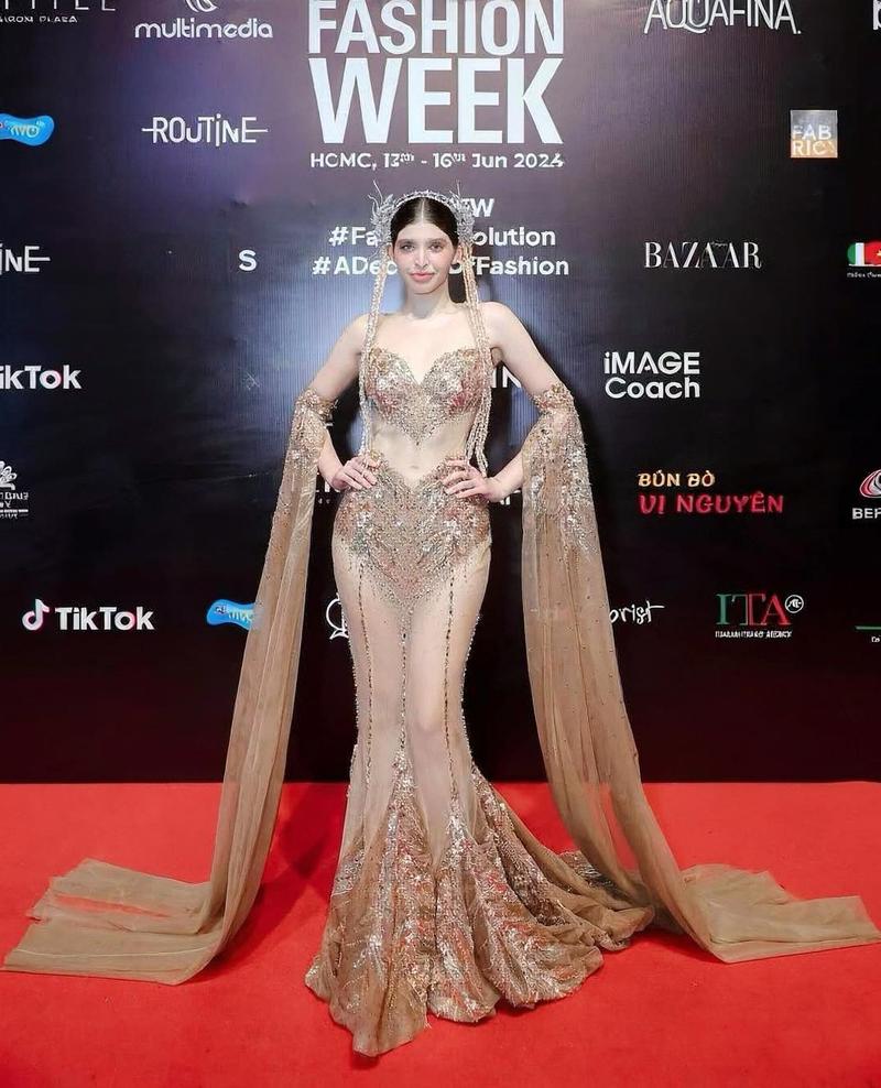 Gái xinh Latin pose ngồi bên hồ bơi sang chảnh
