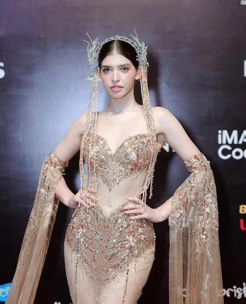 Model hot mặc áo hai dây hở vai quyến rũ